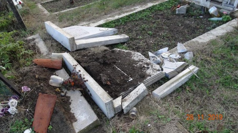 Вандализъм! Посегнаха на паметниците в гробището на Нова Загора