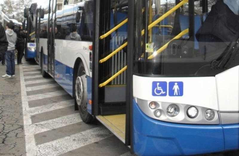 Автобус прегази крака на баба във Варна. Шофьорът тръгва, а тя се държи…
