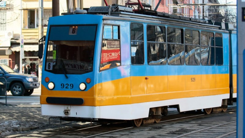 Кола се заби в трамвай на Руски паметник! Преустановиха движението към Княжево