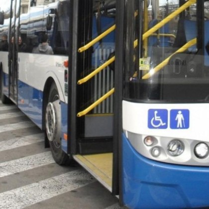 Автобус прегази крака на баба във Варна. Шофьорът тръгва, а тя се държи…