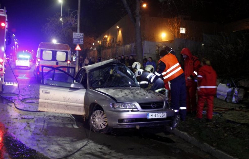 Кола се заби в дърво в Шумен, рязаха я, за да извадят шофьора!