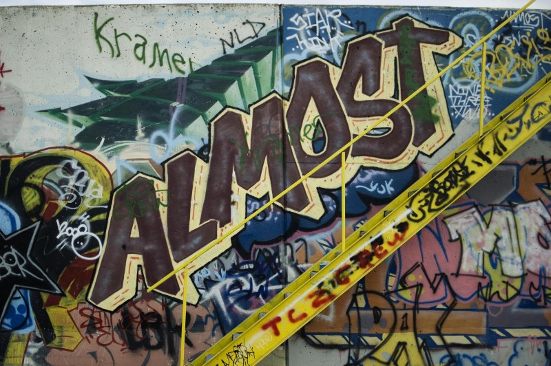 Нова мода: Дронове разкрасяват градовете с... графити