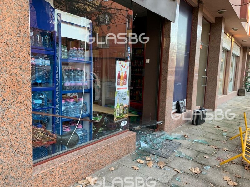 Мъж разби витрина на магазин до центъра на Пловдив, не откраднал нищо