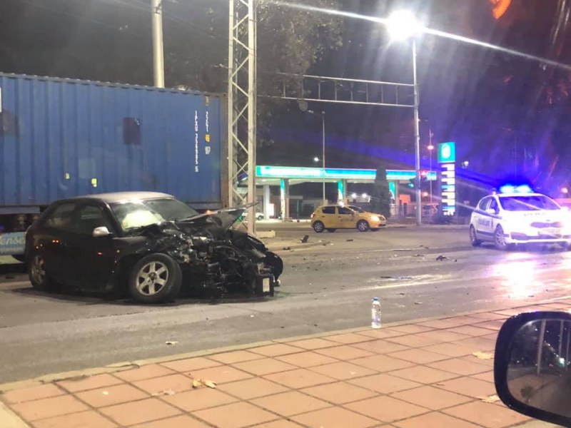 Камион отнел предимството при катастрофата в Пловдив, двама са ранени!