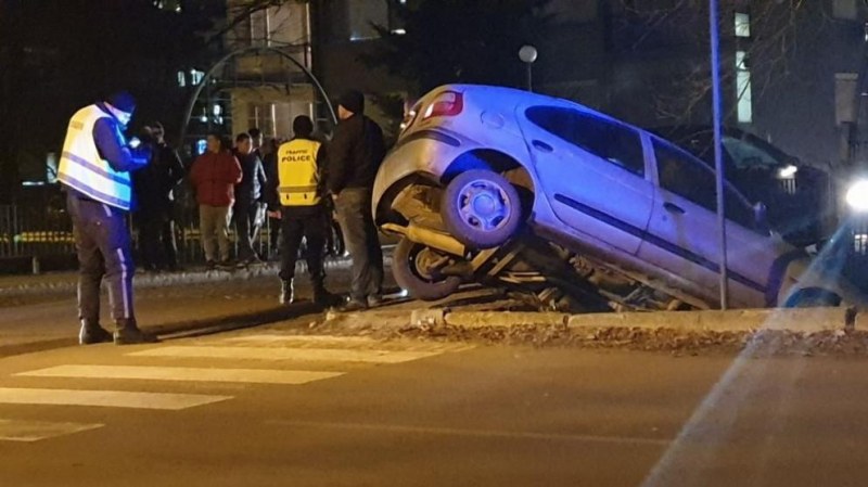 Катастрофа в Казанлък, кола усвисна зловещо от мост СНИМКИ