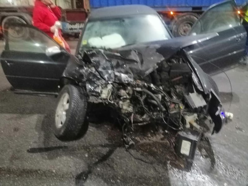 Тежка катастрофа в Пловдив! Ауди остана без предница след сблъсък с камион