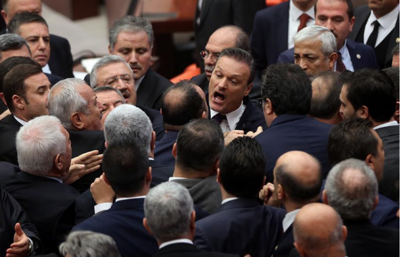 Депутати в турския парламент се сбиха!