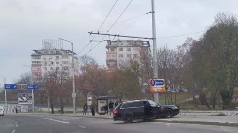 Кола се вряза в автобусна спирка във Варна! Има ли пострадали хора?