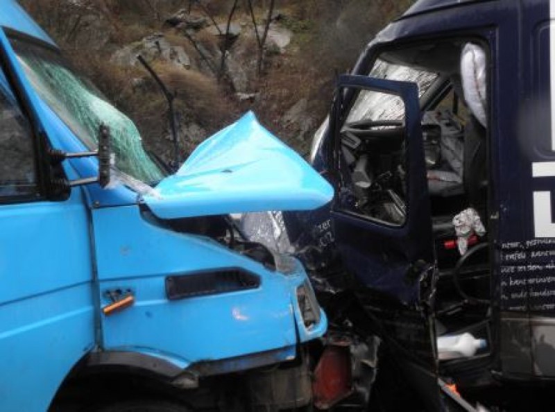 Катастрофа между два микробуса затвори част от пътя Русе-Бяла, има пострадали