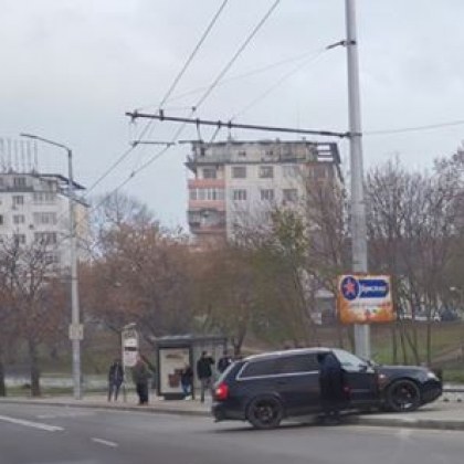 Кола се вряза в автобусна спирка във Варна! Има ли пострадали хора?