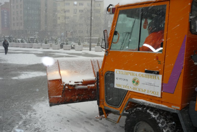 Невероятно! Сняг няма, но снегорини "навъртели" 3267 км за месец в София!