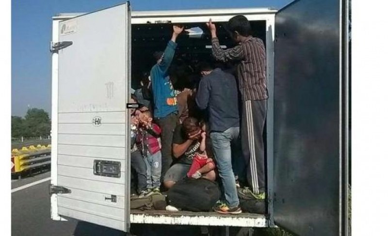 Афганистанци, пакистанци... Намериха 30 мигранти в камион в Северна Македония