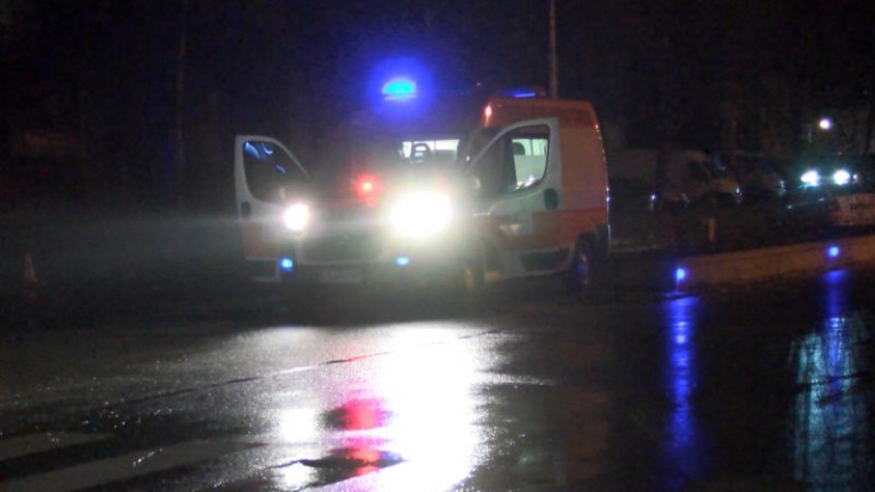 Шофьор фуча по мокър път във Враца. Помете пешеходка