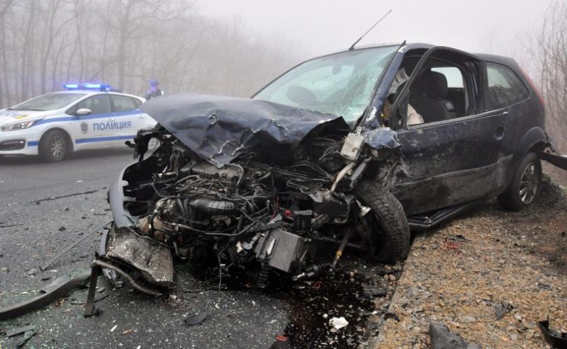 Тежка катастрофа на пътя Пловдив-Хасково! Младеж и 15-годишната му спътничка са в болница