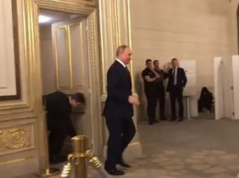 Стана ясно колко хора придружават Путин до тоалетната... Няма да повярвате! ВИДЕО