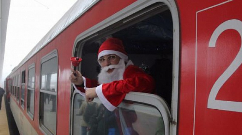 Дядо Коледа се качи в Родопската теснолинейка, с него е и Снежанка