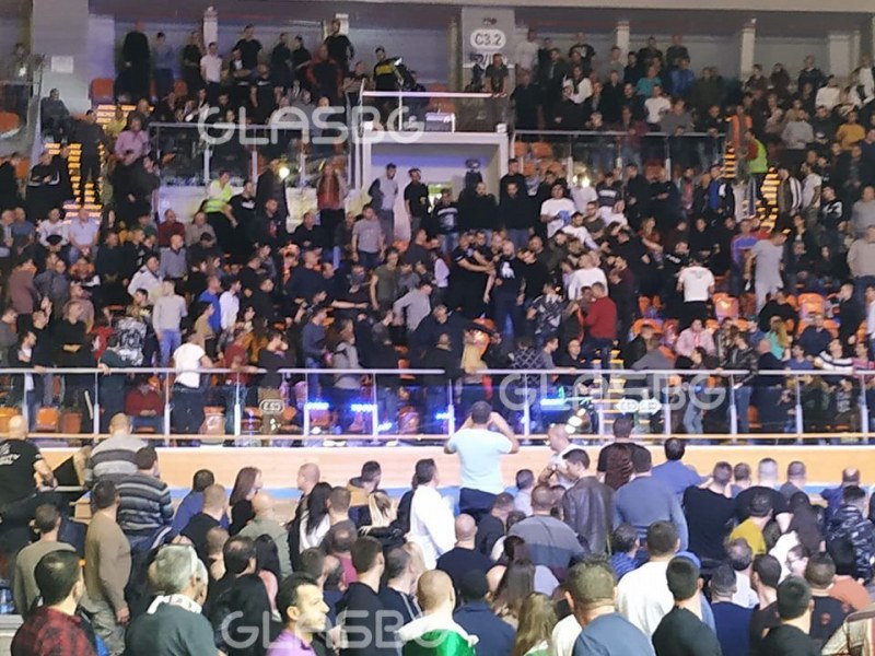 Преди мача на Тервел Пулев: Меле в публиката на Колодрума  СНИМКИ