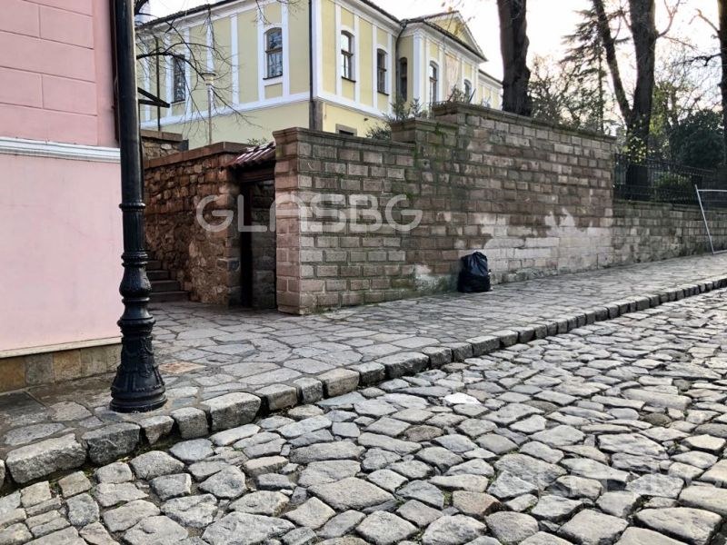 Вдигнете си гащите! Никакво ходене по нужда в Стария град на Пловдив! СНИМКИ