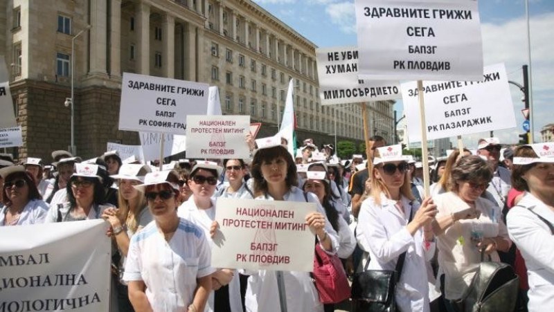 Медицински сестри опъват палатки, ще спят под прозореца на Борисов