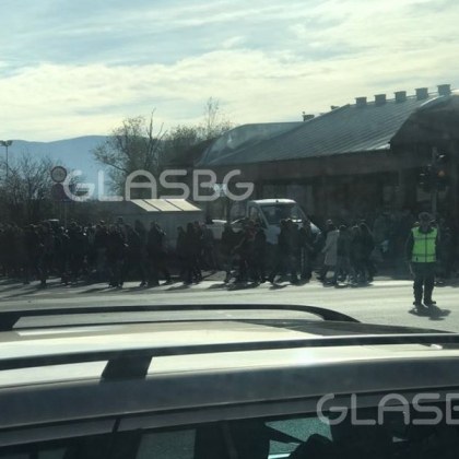 Феновете на Локо Пд блокираха булевард! Пренасочват движението! СНИМКИ