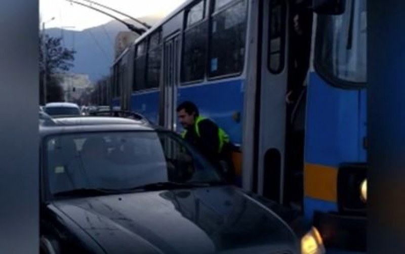 Бой с юмруци: Двама шофьори се млатиха на улица в столицата