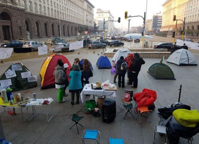 Медици искат среща с Борисов, прекараха нощта в палатки пред МС