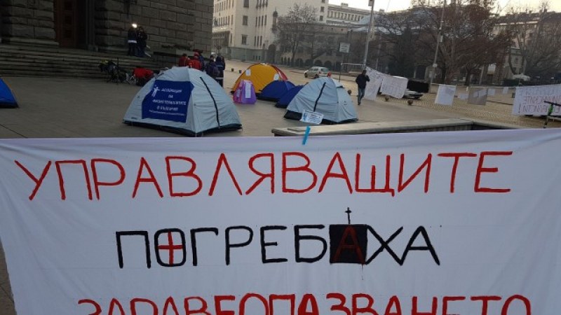 Победа за медицинските сестри: След палатките пред МС влизат на среща с Борисов