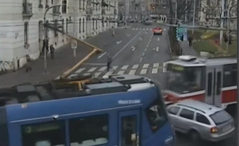 Два трамвая смазаха кола, шофьорът оцеля по чудо!  ВИДЕО