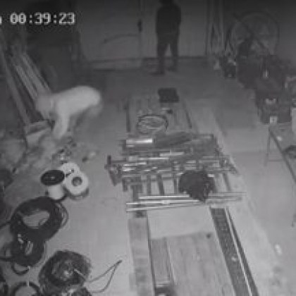 Два часа борба с метална врата и... неизвестни задигнаха кабели за 4 бона в Бургас