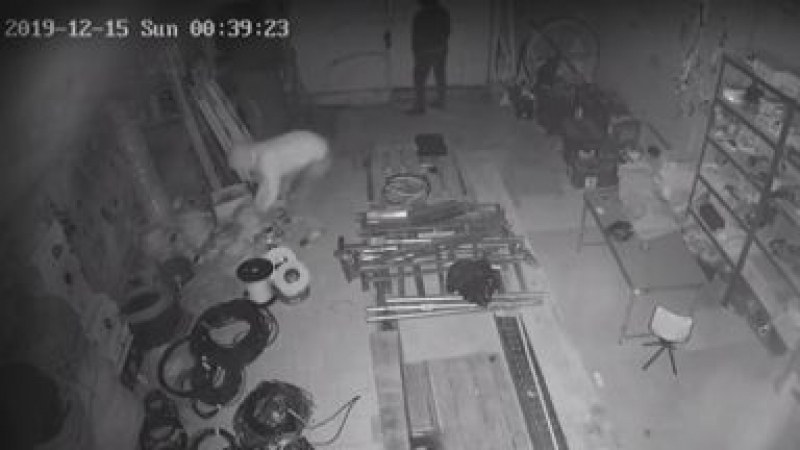 Два часа борба с метална врата и... неизвестни задигнаха кабели за 4 бона в Бургас