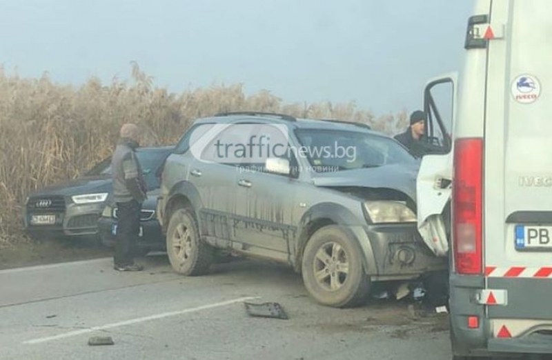 Джип се вряза в бус на Околовръстното на Пловдив, движението е затруднено