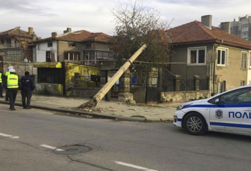 Стълб падна върху къща, след като кола се блъсна в него край Пазарджик