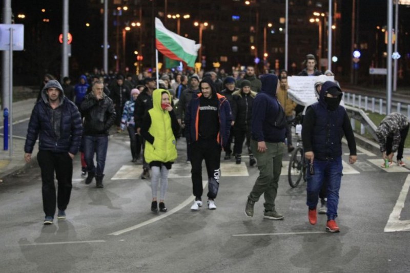 Сблъсъци между протестиращи и полицаи в Перник! Градът е блокиран от жандармерия СНИМКИ