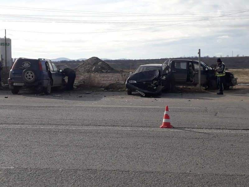 Пикап помля три коли на един от изходите на Шумен СНИМКИ