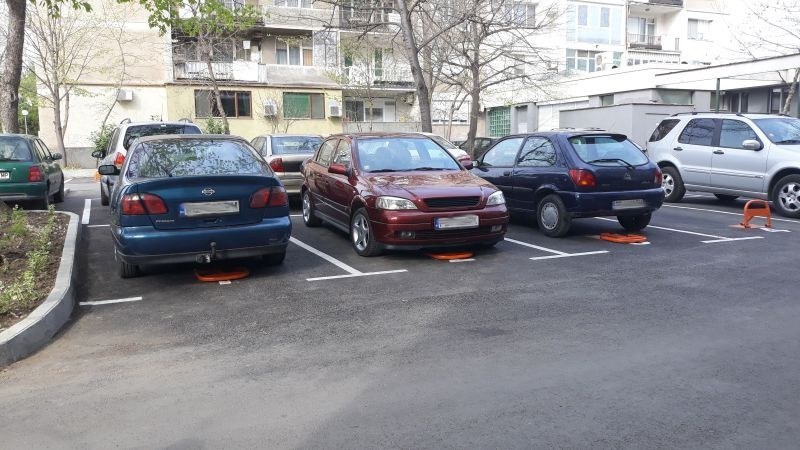 Паркинг система пред блоковете в Пловдив – махат скобите, слагат 