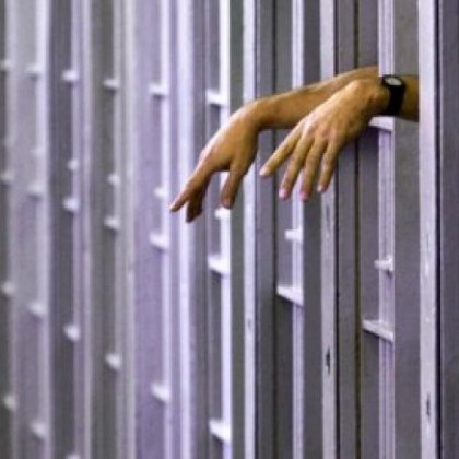 Перверзник опитал да насили 12-годишната щерка на приятелката си. В затвора!