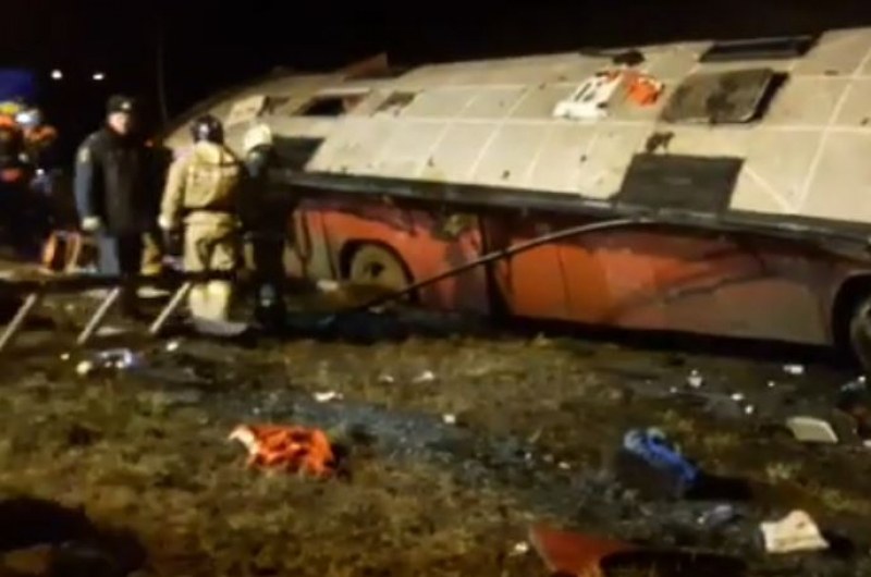 Автобус се обърна в Русия, двама души са загинали