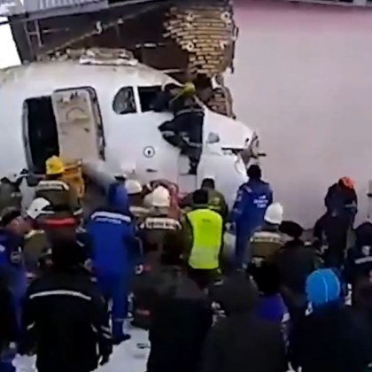 Казахстански самолет се разби в бетонна ограда, има загинали