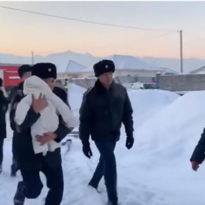 Спасиха малко дете от разбилия се самолет в Казахстан! ВИДЕО