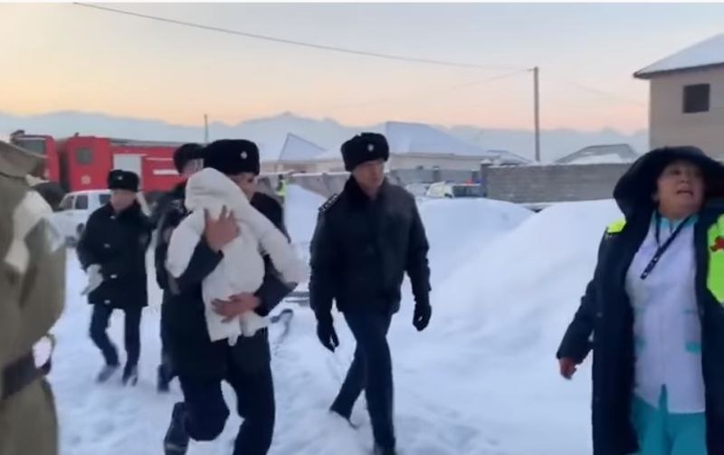 Спасиха малко дете от разбилия се самолет в Казахстан! ВИДЕО