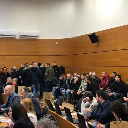Напечено в ОбС - Пловдив: Фенове на Локо влязоха в залата, чакат концесията на Ботев