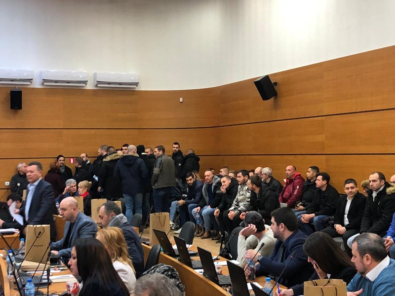 Напечено в ОбС - Пловдив: Фенове на Локо влязоха в залата, чакат концесията на Ботев