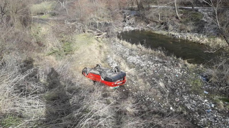 Кола излетя от пътя край Разлог, за малко да влезе в река