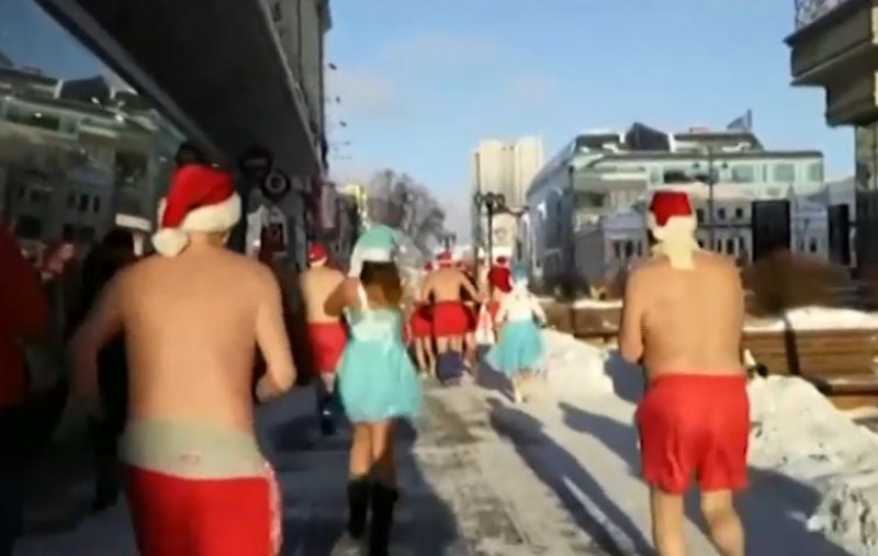 Полуголи Дядо Коледовци и Снежанки тичаха на минус 15 градуса! Естествено, в Русия