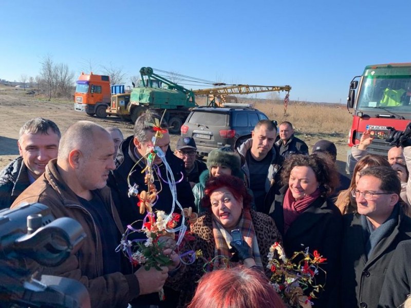 Борисов посрещнат със сурвачки в Бургаско! Той: Ще празнувам Нова година през май