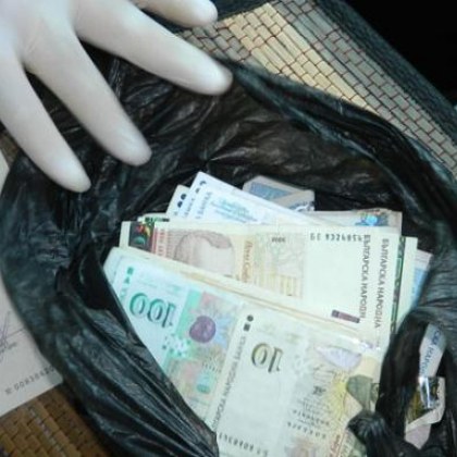 Телефонна измама с щастлив край: Баба си получи изхвърлените през балкона пари