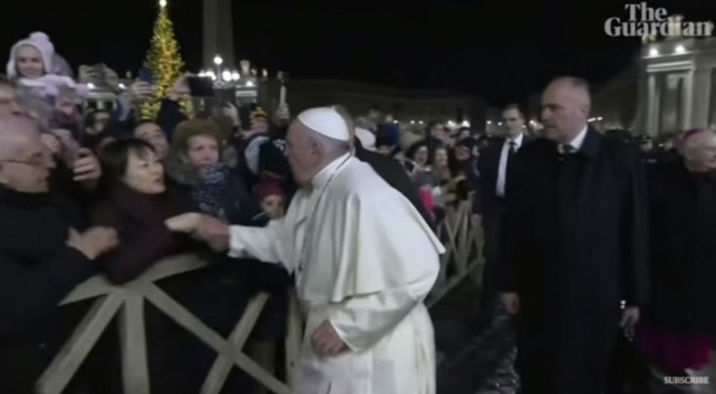 Наглост: Жена дърпа ръката на папа Франциск ВИДЕО