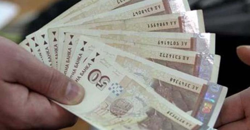 От днес минималната заплата става 610 лева