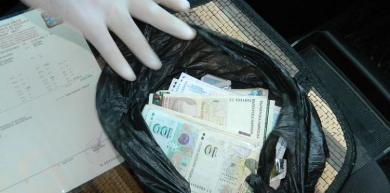 Телефонна измама с щастлив край: Баба си получи изхвърлените през балкона пари