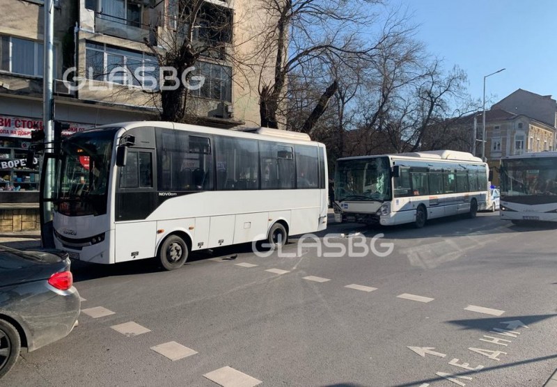Пешеходка е блъсната от автобус в Пловдив, в тежко състояние е СНИМКИ